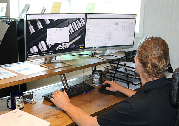 Andreas Persson foran computeren i indskrivningen hos Din Verkstad Syd AB i Klippan